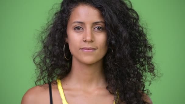 Fiatal gyönyörű spanyol nő, göndör haj — Stock videók