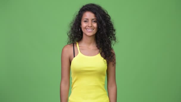 Jeune heureuse belle femme hispanique aux cheveux bouclés — Video
