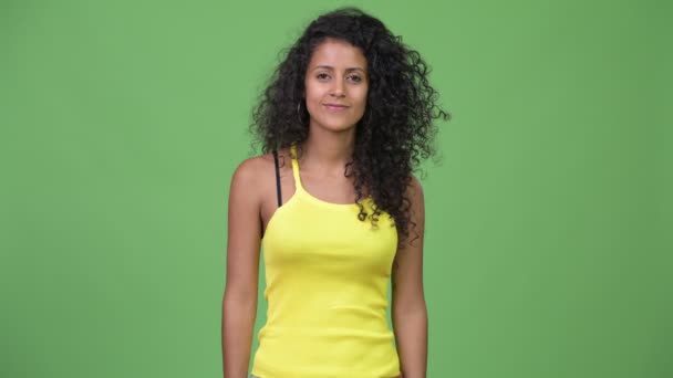 Jovem bela mulher hispânica escolhendo entre esquerda e direita — Vídeo de Stock