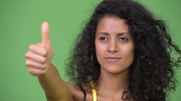 Молодий красивою жінкою іспаномовні, даючи великі пальці — стокове відео