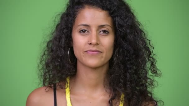 Молодая красивая латиноамериканка, прикрывающая глаза, как концепция трех мудрых обезьян — стоковое видео