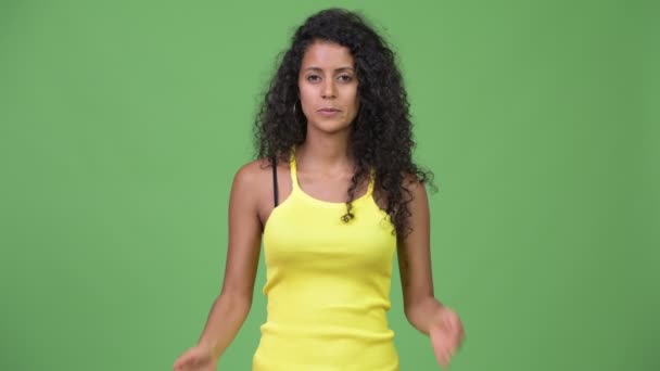 Mooie Hispanic jongedame die betrekking hebben op mond als drie verstandig apen concept — Stockvideo