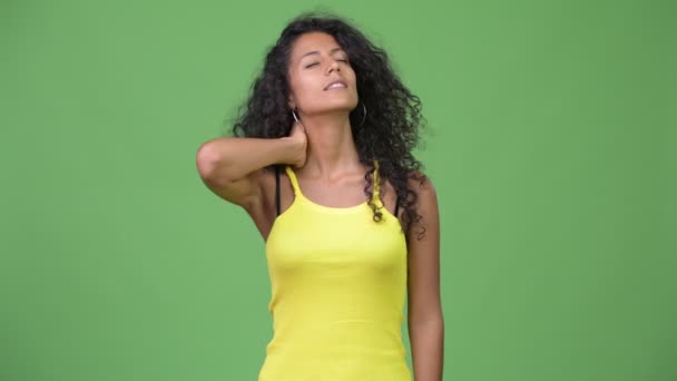 Jovem bela mulher hispânica com dor no pescoço — Vídeo de Stock