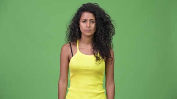 Unga arga spansktalande kvinna som pekar på kamera — Stockvideo