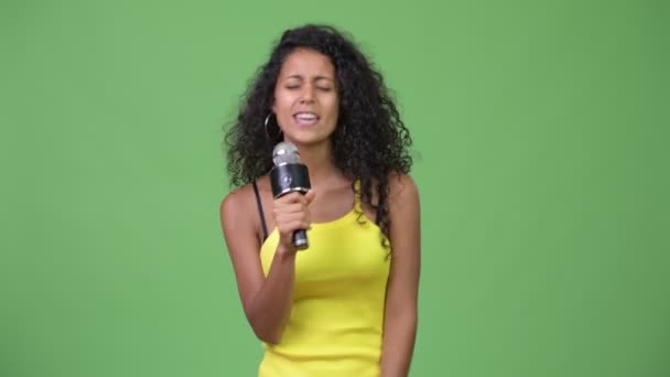 Νεαρή όμορφη γυναίκα Ισπανόφωνος τραγουδώντας — Αρχείο Βίντεο