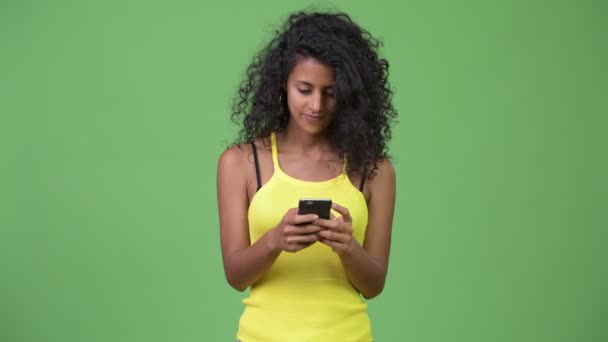 Jovem bela mulher hispânica usando telefone — Vídeo de Stock