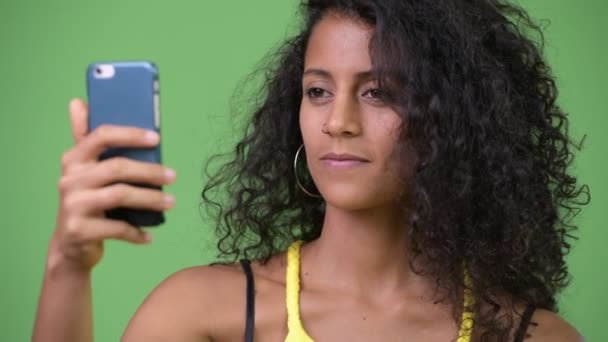 Ung vacker spansktalande kvinna använder telefon — Stockvideo