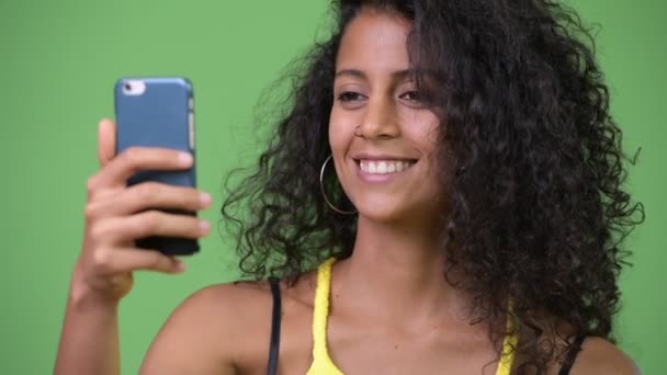 Joven hermosa mujer hispana usando el teléfono — Vídeo de stock