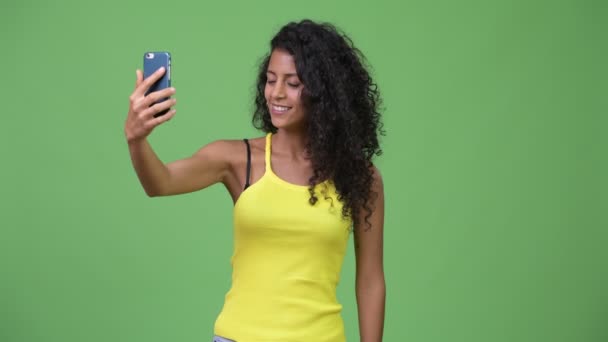 Estúdio Tiro Jovem Bela Mulher Hispânica Com Cabelo Encaracolado Contra — Vídeo de Stock