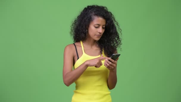 Joven hermosa mujer hispana usando el teléfono y recibiendo malas noticias — Vídeo de stock