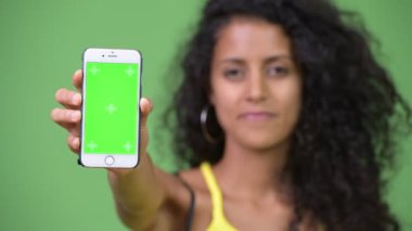 Genç güzel İspanyol kadın gösteren telefon