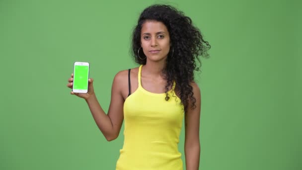 Young beautiful Hispanic woman showing phone — Stock Video