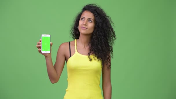 Young beautiful Hispanic woman showing phone — Stock Video