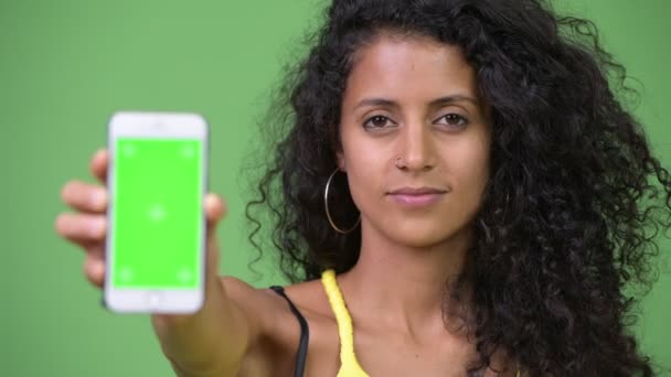 Jonge mooie Spaanse vrouw weergegeven: telefoon — Stockvideo