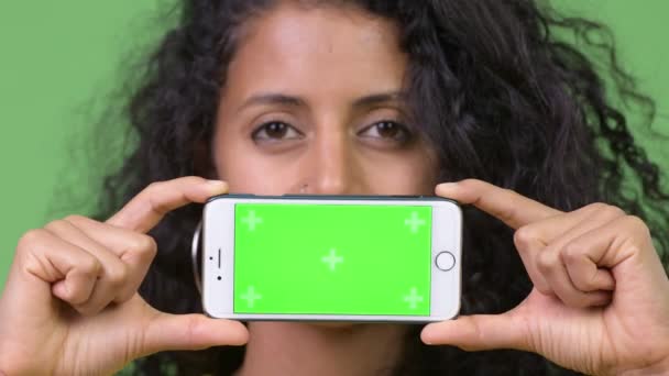 Young beautiful Hispanic woman showing phone — Stock Video