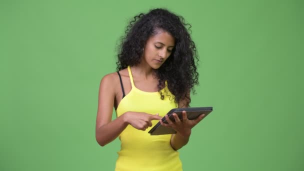 Mooie Hispanic jongedame met behulp van digitale tablet en het krijgen van slecht nieuws — Stockvideo