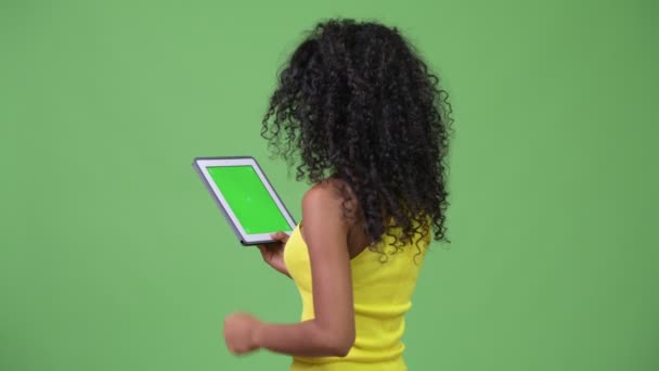 Νεαρή όμορφη γυναίκα Ισπανόφωνος χρησιμοποιώντας ψηφιακό tablet — Αρχείο Βίντεο