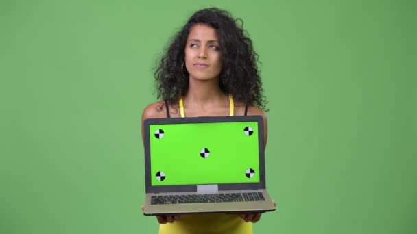 Junge schöne hispanische Frau denkt, während sie Laptop zeigt — Stockvideo