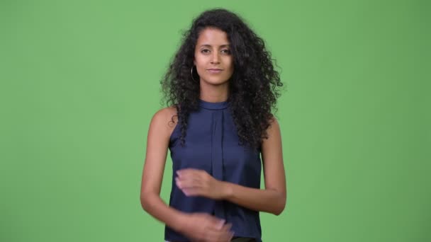 Junge schöne hispanische Geschäftsfrau mit verschränkten Armen — Stockvideo