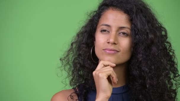 Jonge gelukkig mooi Hispanic zakenvrouw denken — Stockvideo
