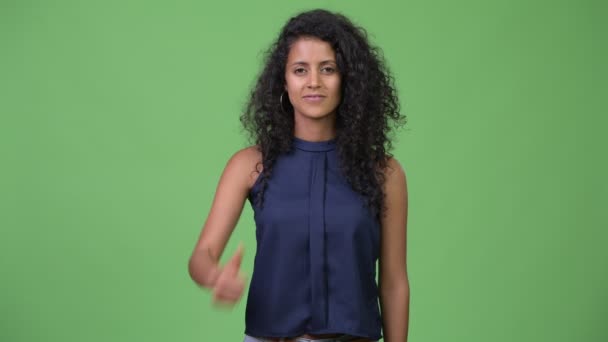 Молодая красивая латиноамериканская предпринимательница, показывающая большие пальцы — стоковое видео