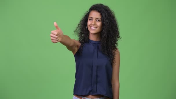 Jovem bela mulher de negócios hispânica dando polegares para cima — Vídeo de Stock