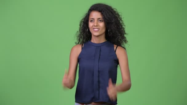 Молодая красивая латиноамериканская предпринимательница, показывающая большие пальцы — стоковое видео