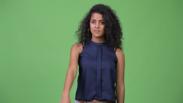 Mladé krásné hispánské podnikatelka ukazováčkem — Stock video