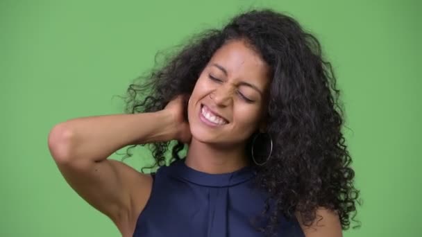 Молодая красивая латиноамериканка с болью в шее — стоковое видео