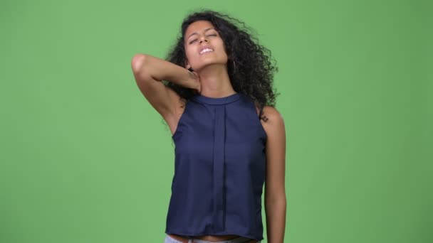 Unga vackra spansktalande affärskvinna med nacksmärta — Stockvideo