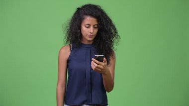 Genç güzel İspanyol işkadını telefon kullanma
