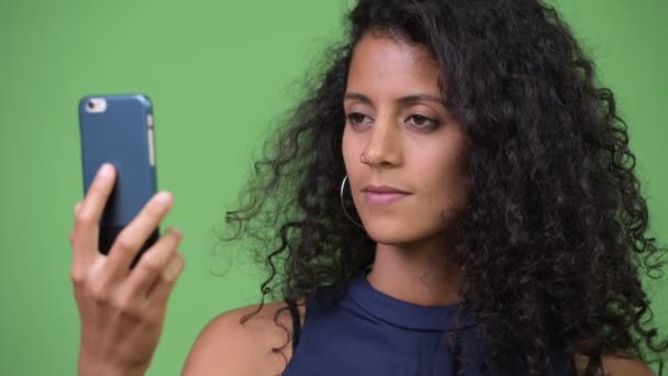 年轻漂亮的西班牙裔女商人使用电话 — 图库视频影像