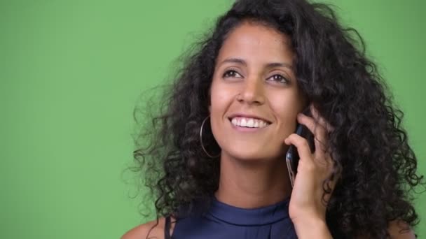 Jeune belle femme d'affaires hispanique parlant au téléphone — Video