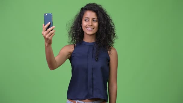 Jovem bela mulher de negócios hispânica usando telefone — Vídeo de Stock