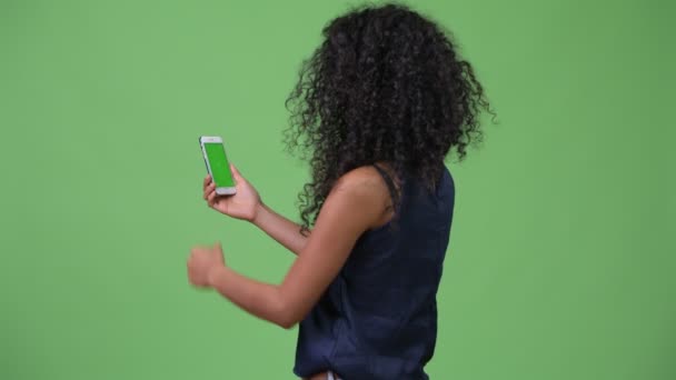 Genç güzel İspanyol işkadını telefon kullanma — Stok video