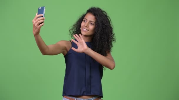 Joven hermosa mujer de negocios hispana mostrando teléfono — Vídeo de stock