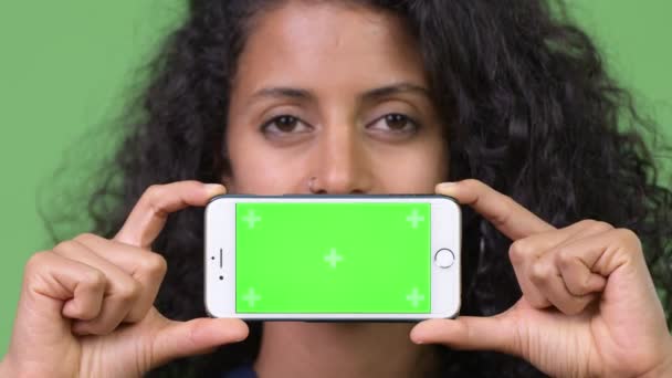 Genç güzel İspanyol işkadını gösteren telefon — Stok video