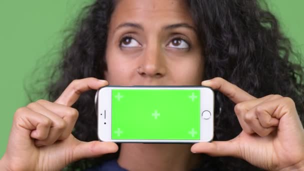 Jonge mooie Hispanic zakenvrouw weergegeven: telefoon — Stockvideo