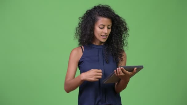 Mladé krásné hispánské podnikatelka pomocí digitálních tabletu — Stock video