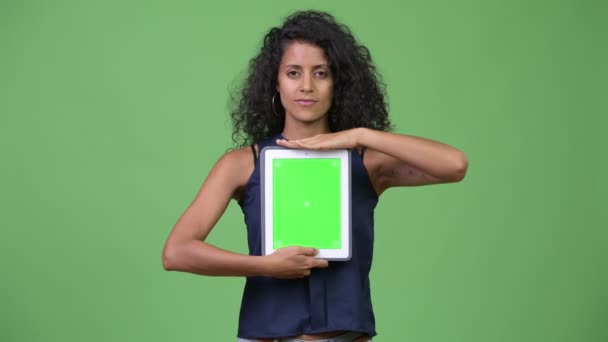 Unga vackra spansktalande affärskvinna visar digitala tablett — Stockvideo