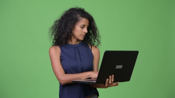 Joven hermosa mujer de negocios hispana usando laptop — Vídeos de Stock