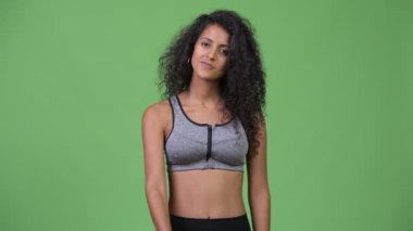 Genç güzel İspanyol kadın el sıkışma veren spor giysileri ile