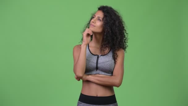 年轻漂亮的西班牙裔妇女认为准备健身房 — 图库视频影像