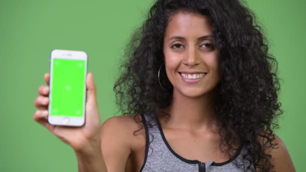 Молодий красивою жінкою іспаномовні із одягу тренажерний зал показ телефон — стокове відео