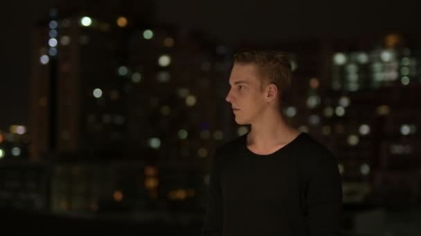 Jovem homem bonito ao ar livre à noite — Vídeo de Stock