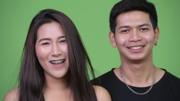 Junge glückliche asiatische Paar zusammen — Stockvideo