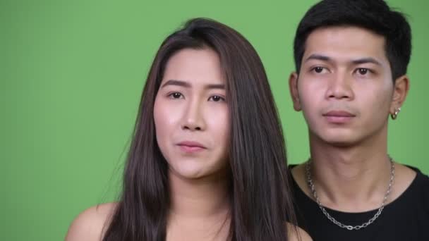 Joven pareja asiática pensando juntos — Vídeos de Stock