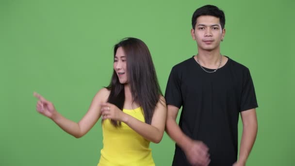 Studioaufnahme Eines Jungen Asiatischen Paares Zusammen Gegen Chromaschlüssel Mit Grünem — Stockvideo