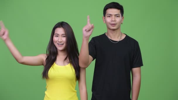 Mladý asijský pár směřující nahoru společně — Stock video