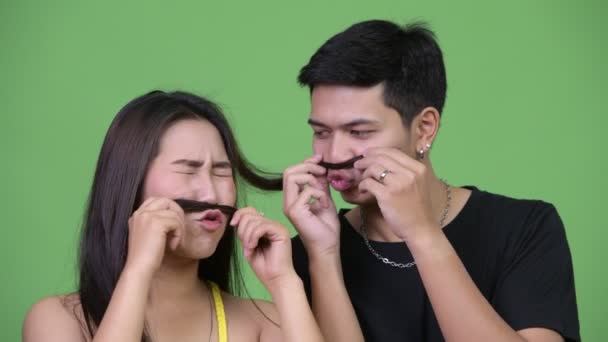 Молодая азиатская пара играет вместе с волосами — стоковое видео